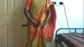 Indian teen flaunts her tits